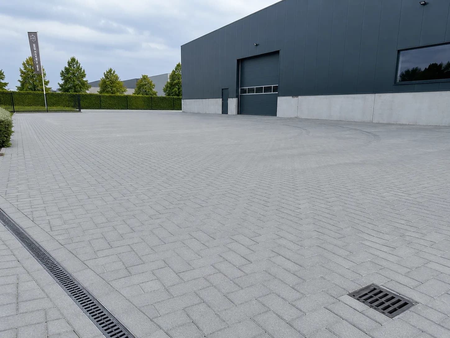 Afgewerkte bedrijfsparking in betonklinkers met kolken voor afwatering
