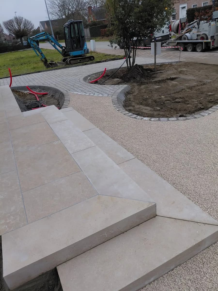 Trap en terras in natuursteen in aanleg, met een oprit in aanbouw
