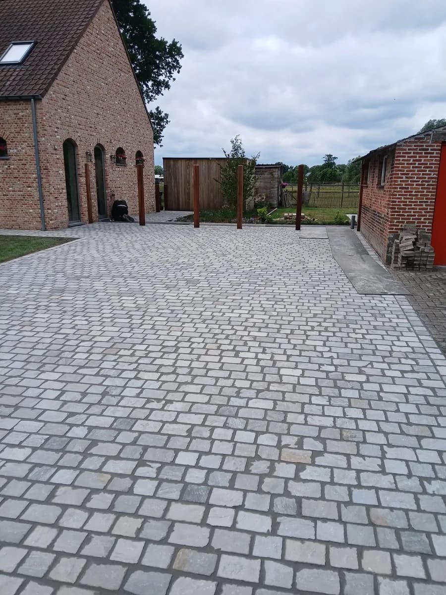 Ruime oprit in lichte kasseien tussen twee gebouwen