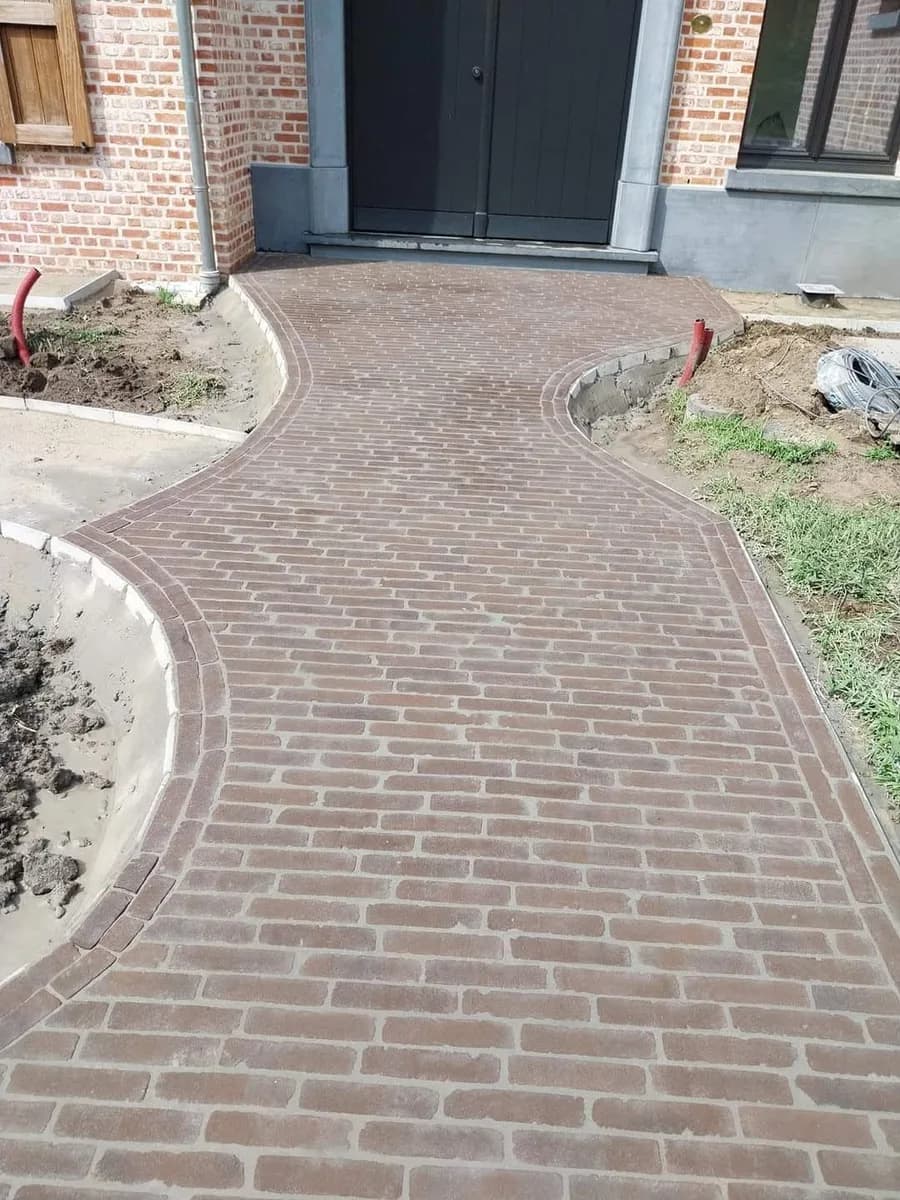 Gebogen tuinpad in kleiklinkers naar de voordeur