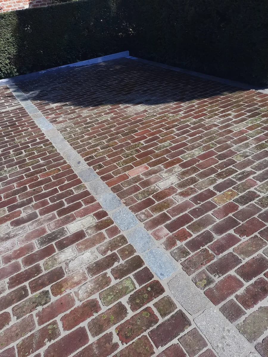 Terras in oude rode kleiklinkers met een natuurstenen middenstrook