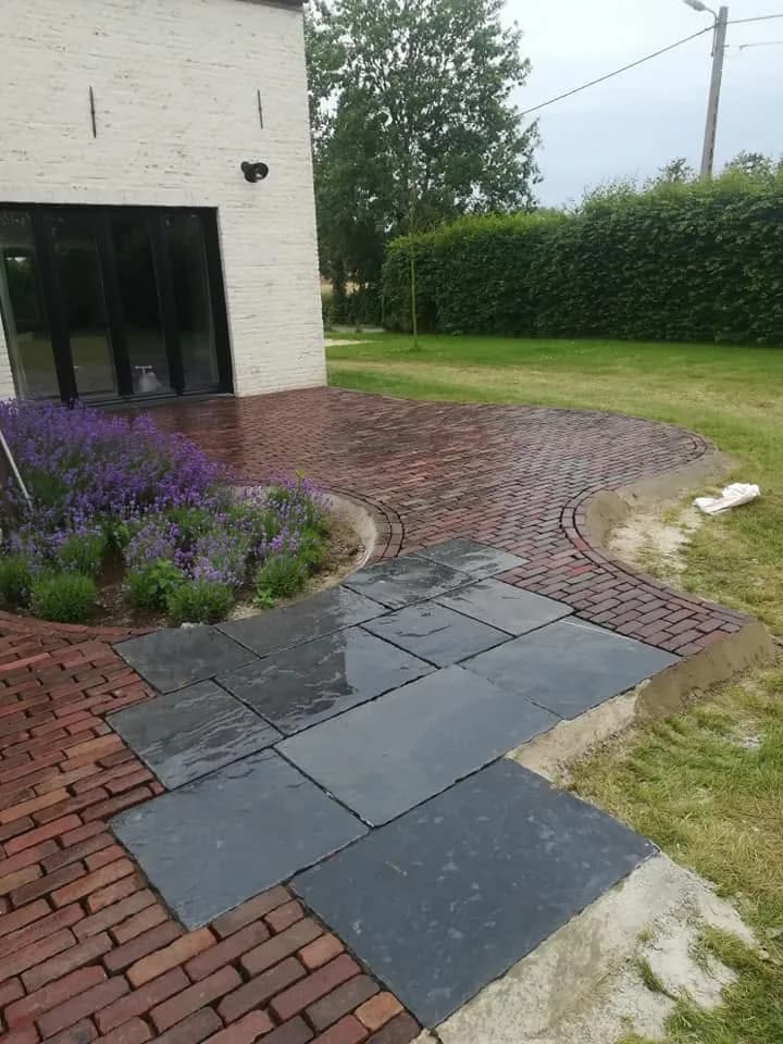 Terras in kleiklinkers met een inzet van grote natuurstenen tegels