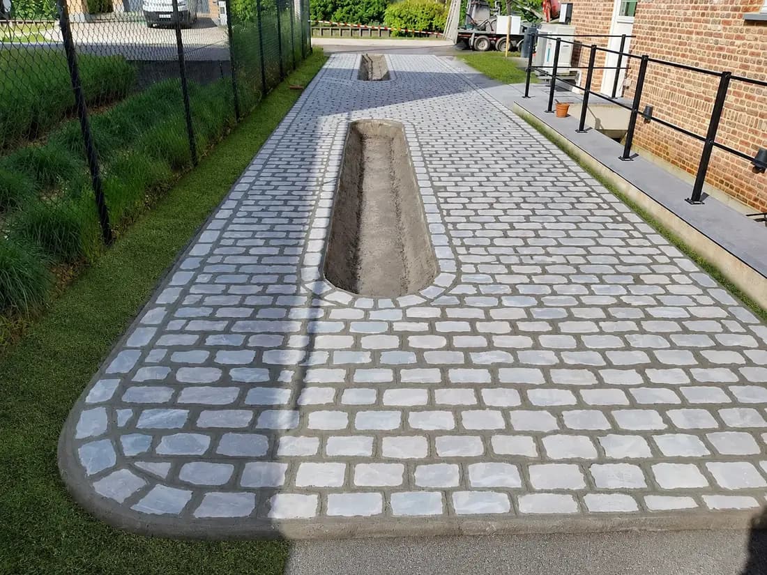 Oprit in gezaagde porfierkasseien